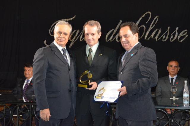 Leomar Delgado (Presidente SINDUSCON-JF), Ricardo Luís Pires Guerrero (Diretor da CT&G), Aurélio Marangon (Presidente CIJF) Leomar Delgado (Presidente SINDUSCON-JF), Ricardo Luís Pires Guerrero (Diretor da CT&G), Aurélio Marangon (Presidente CIJF)